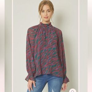 Entro abstract long sleeve blouse size small‎